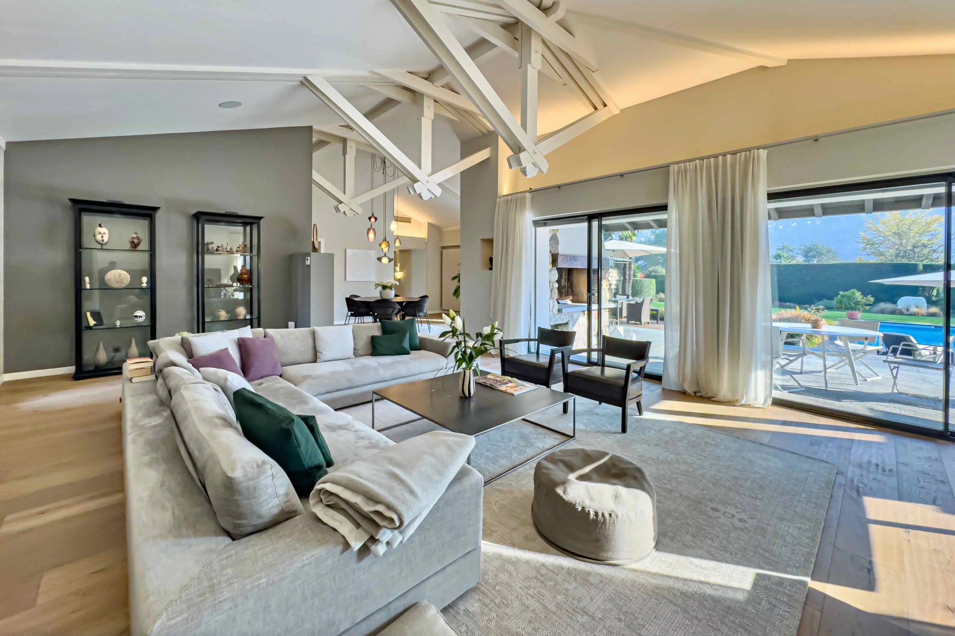 Großzügiges Wohnzimmer mit Blick in den Garten