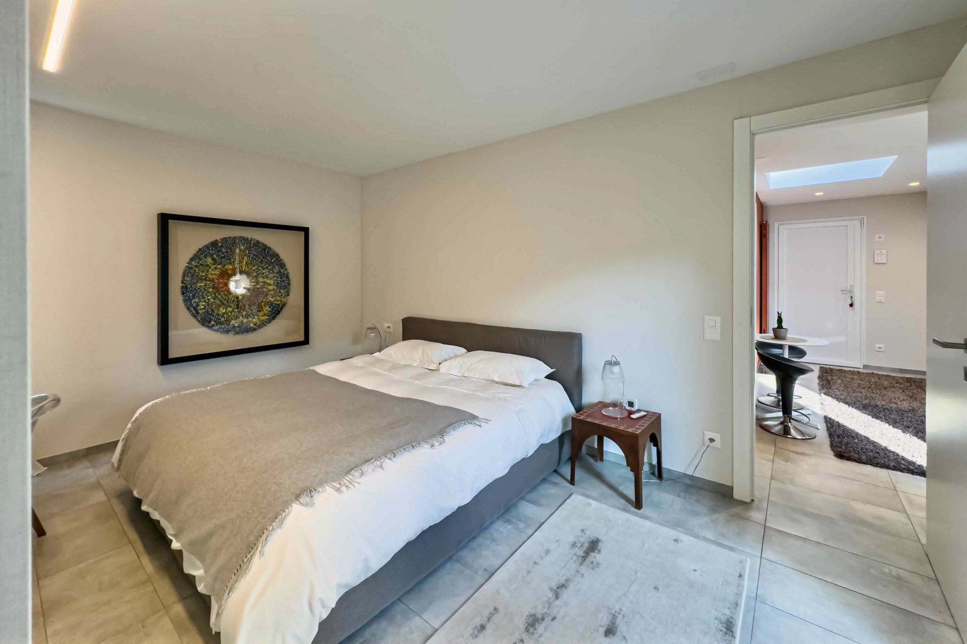 Modernes Schlafzimmer mit Blick in den Flur