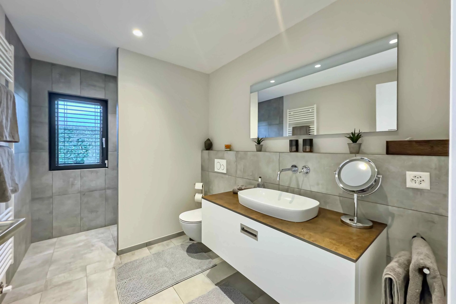 Modernes Badezimmer mit Waschtisch und Dusche