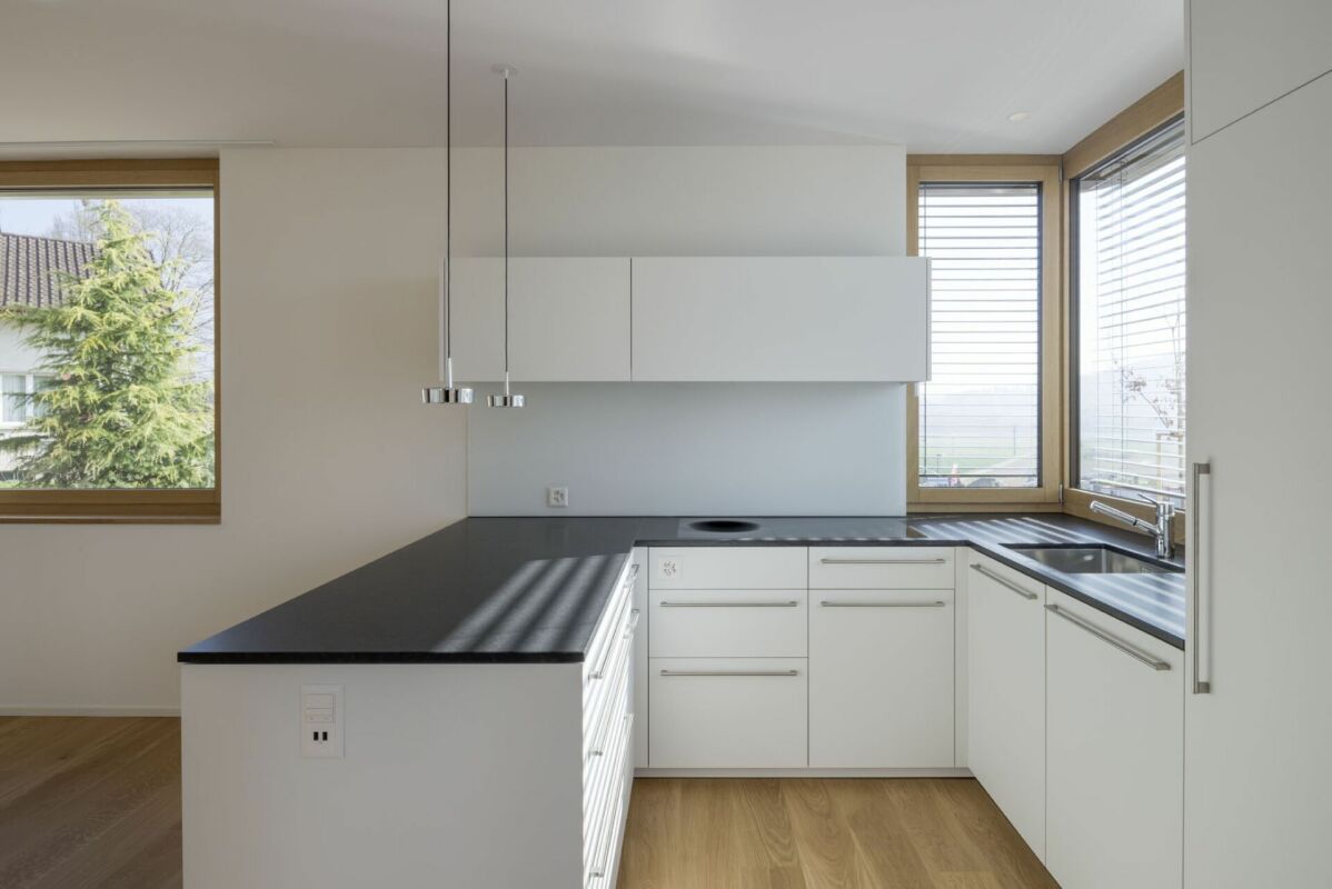 Moderne, helle Einbauküche mit großem Fensteranteil