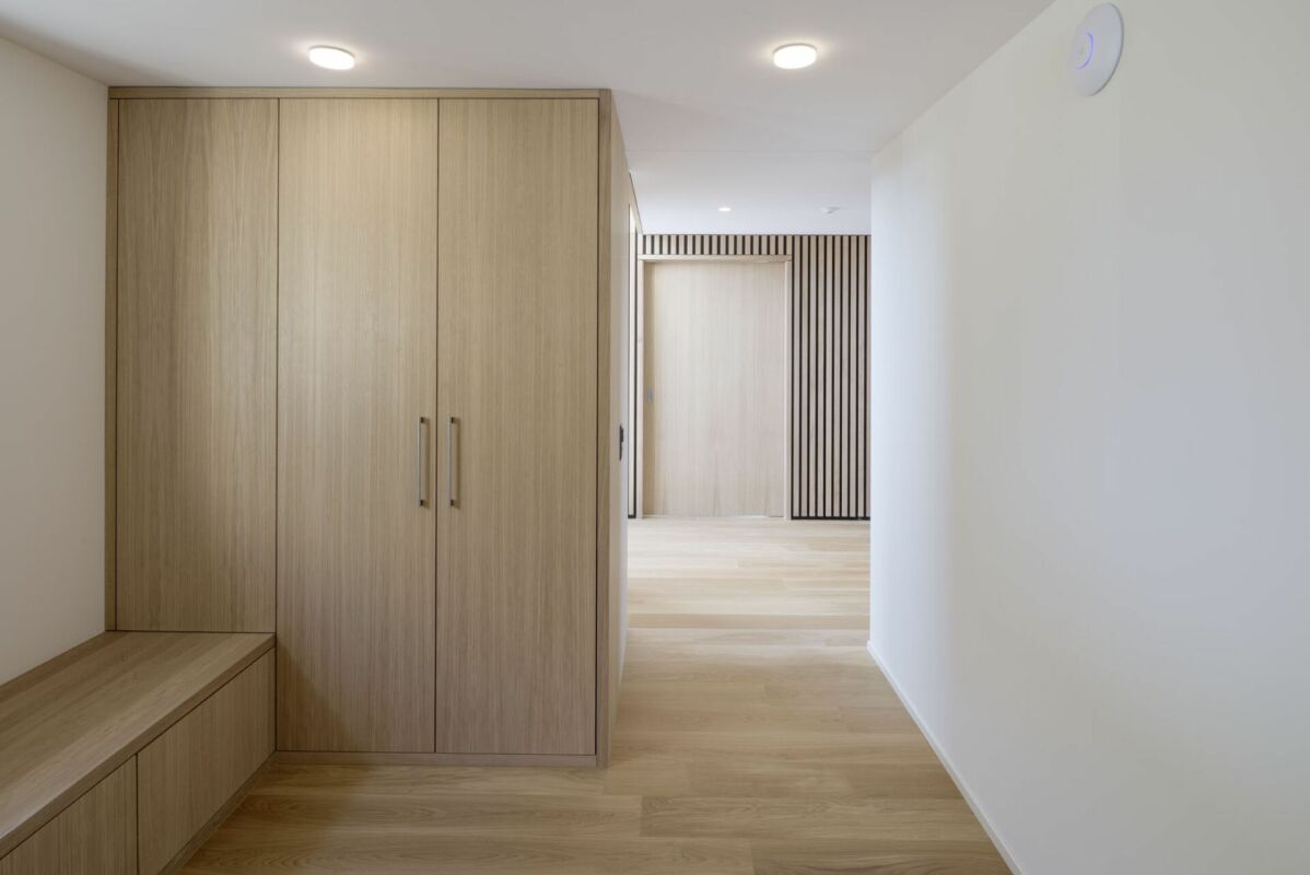 Heller Flur mit Einbauschrank