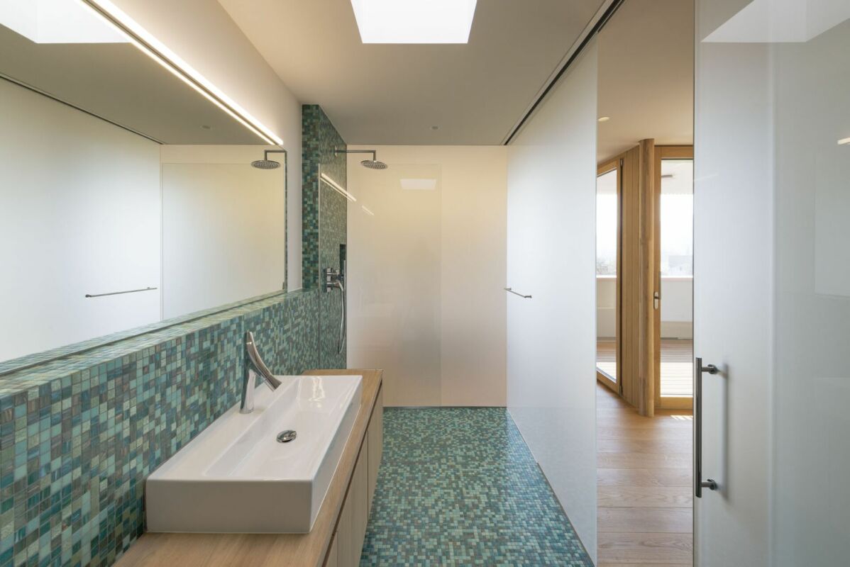 Modernes Badezimmer mit türkisfarbener Mosaikgestaltung