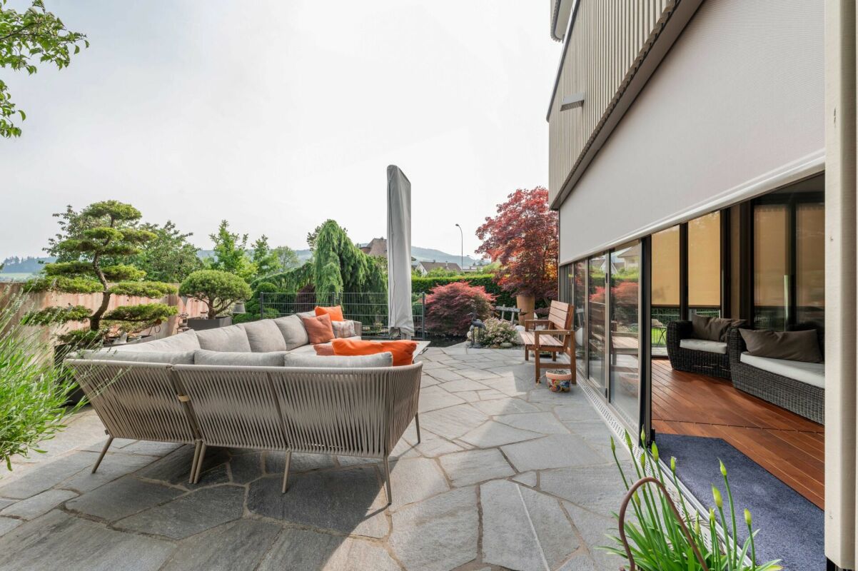 Terrasse mit Sitzgruppe am Haus