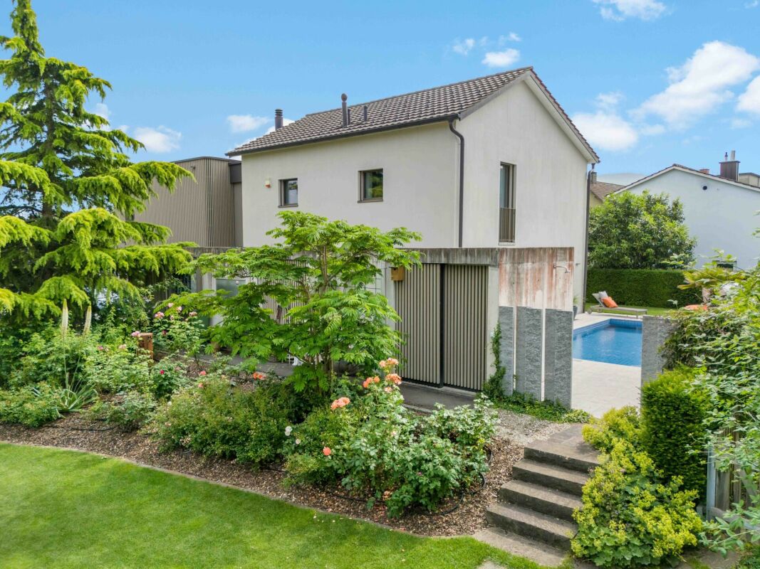 Modernes Einfamilienhaus mit Garten und Pool