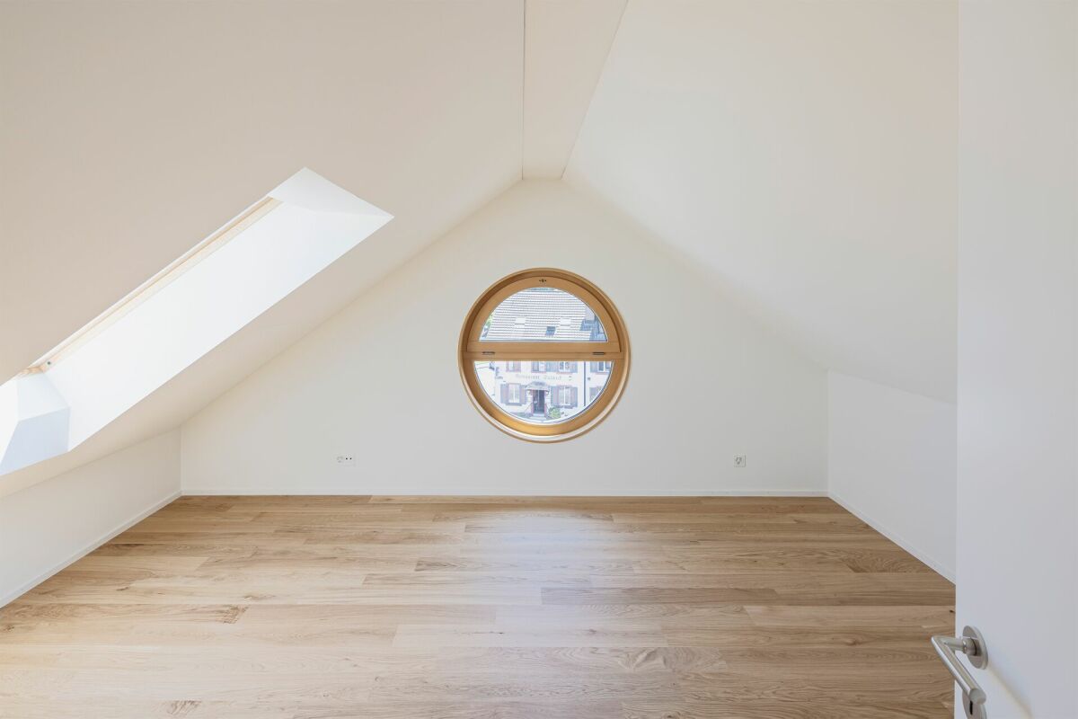 Dachgeschossraum mit Rundfenster
