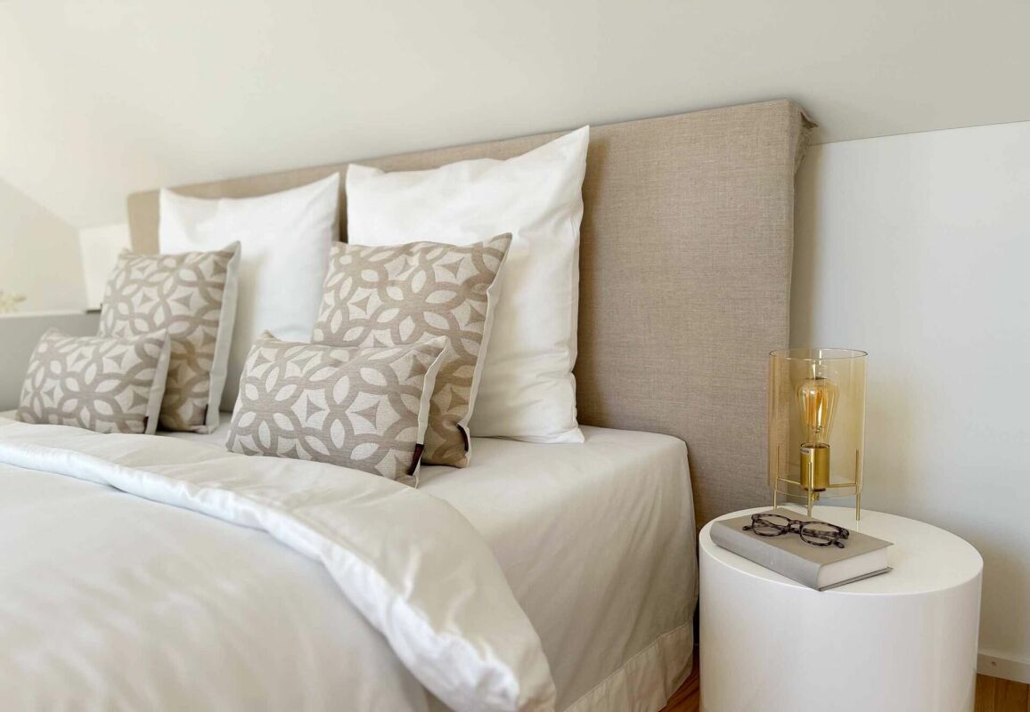 Helles Schlafzimmer mit dekorativem Bett