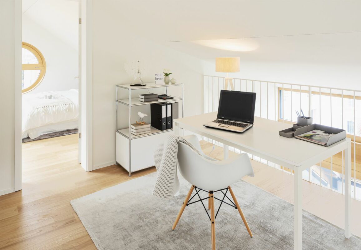 Helles Arbeitszimmer auf einer Galerie