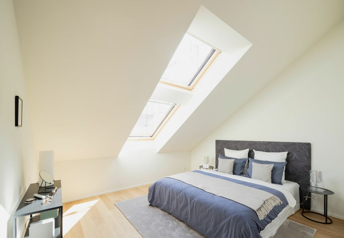 Helles Dachgeschoss-Schlafzimmer