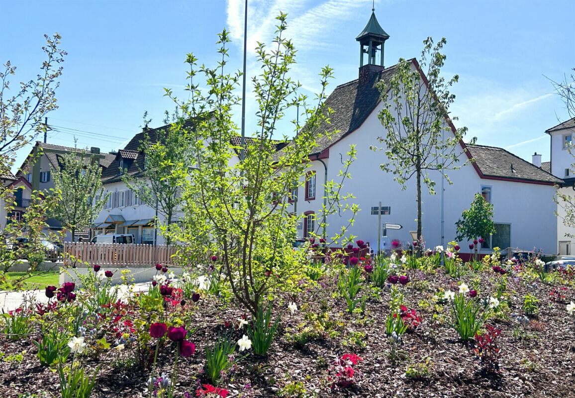 Kirche mit Blumenbeet im Vordergrund