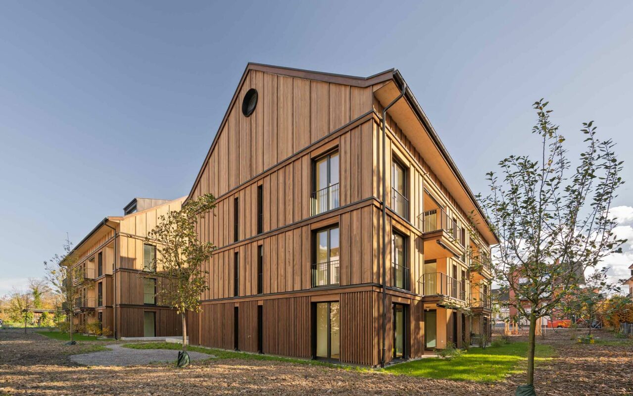 Holzverkleidetes Mehrfamilienhaus mit Balkon