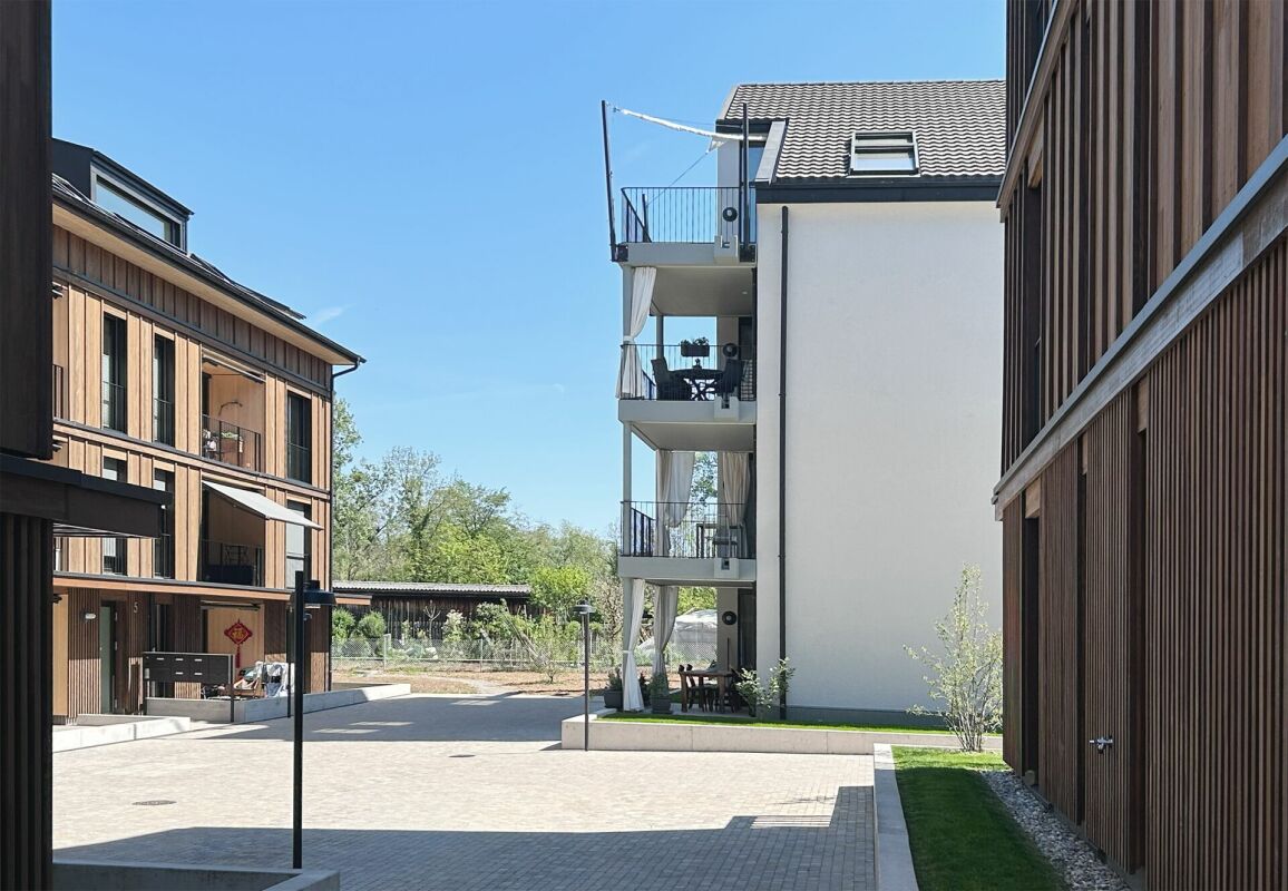 Innenhof zwischen modernen Wohngebäuden