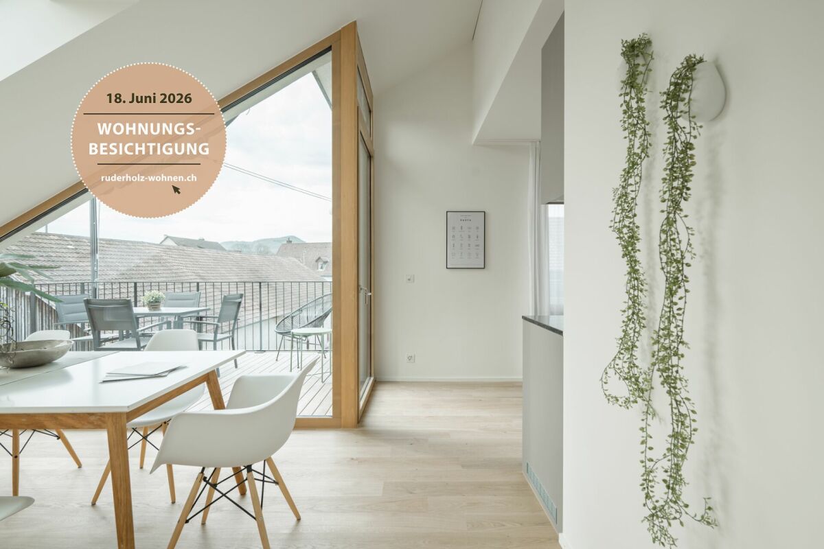 Heller Wohn- und Essbereich mit großer Fensterfront und Terrasse