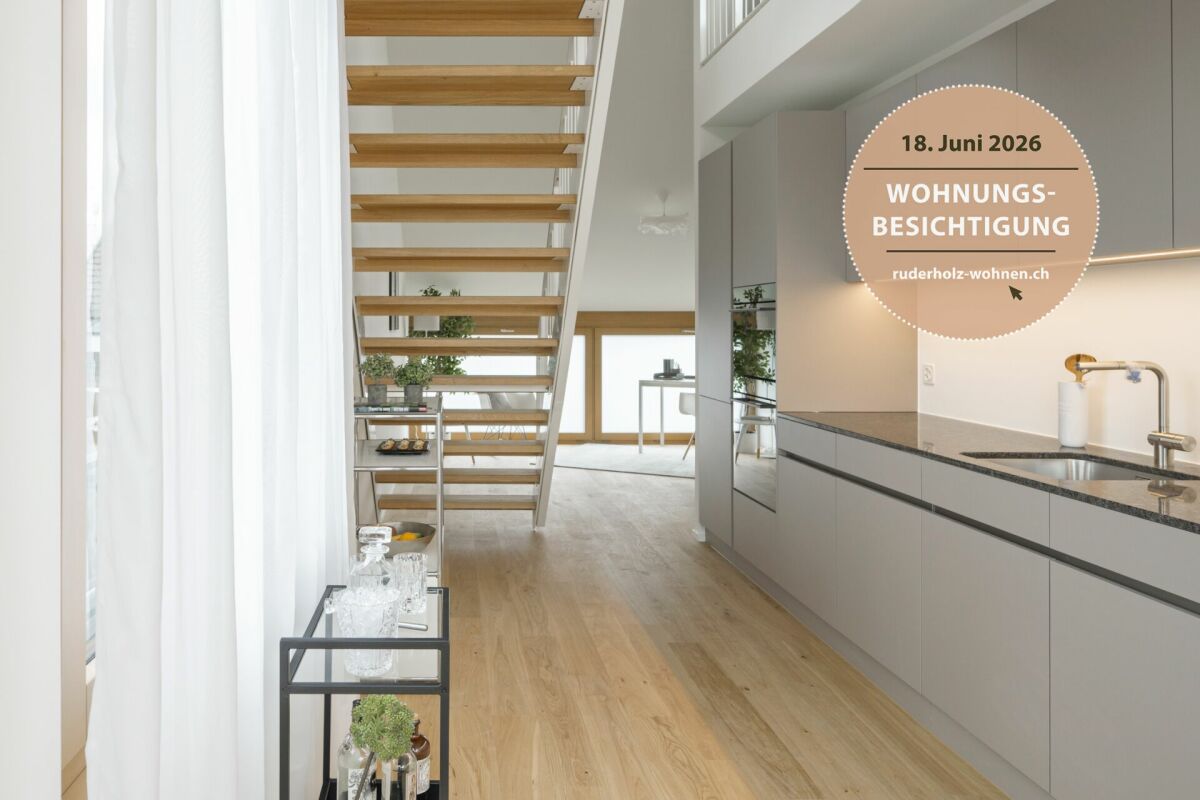 Offener Wohnbereich mit Küche und Treppe