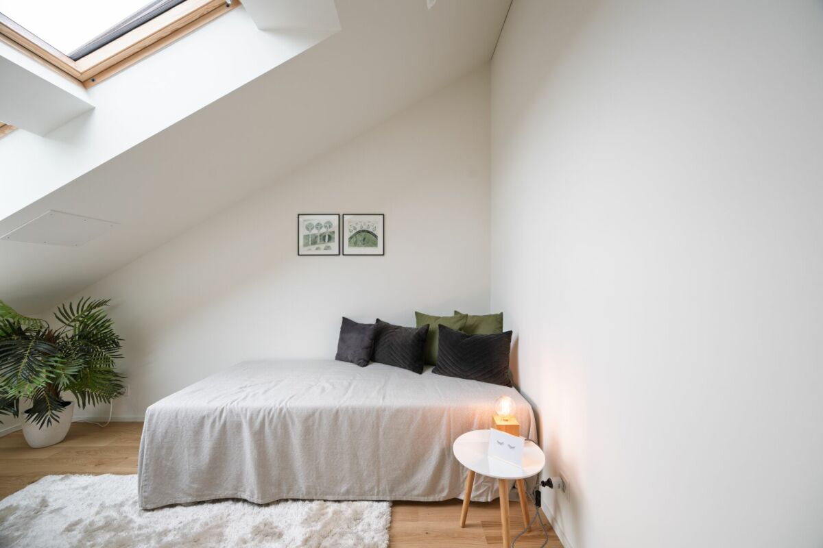 Helles Schlafzimmer im Dachgeschoss
