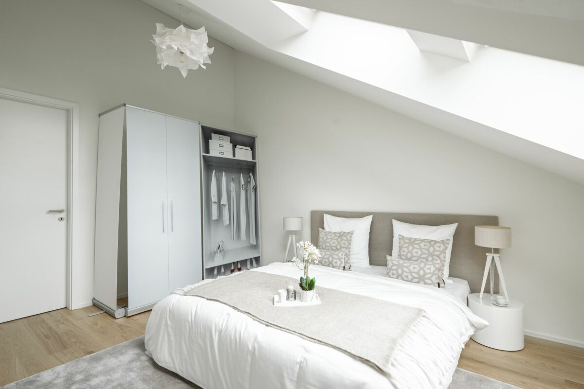 Helles Schlafzimmer unter einer Dachschräge