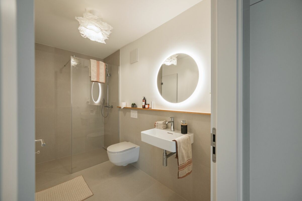 Modernes Badezimmer mit Dusche und wandhängendem WC