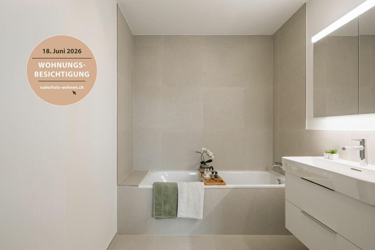 Modernes Badezimmer mit Badewanne und beleuchtetem Spiegelschrank