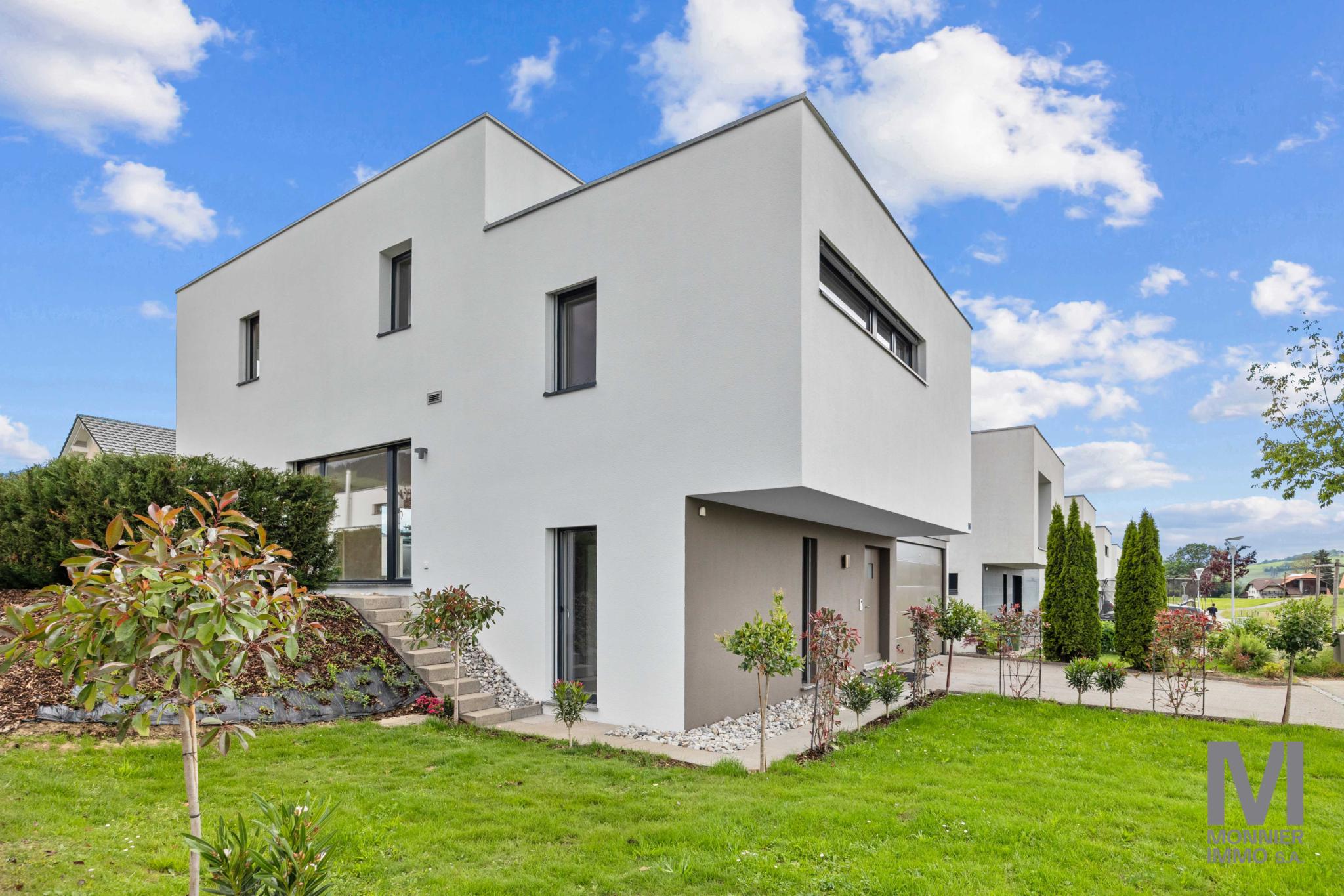 Moderne weiße Kubusarchitektur mit Garten
