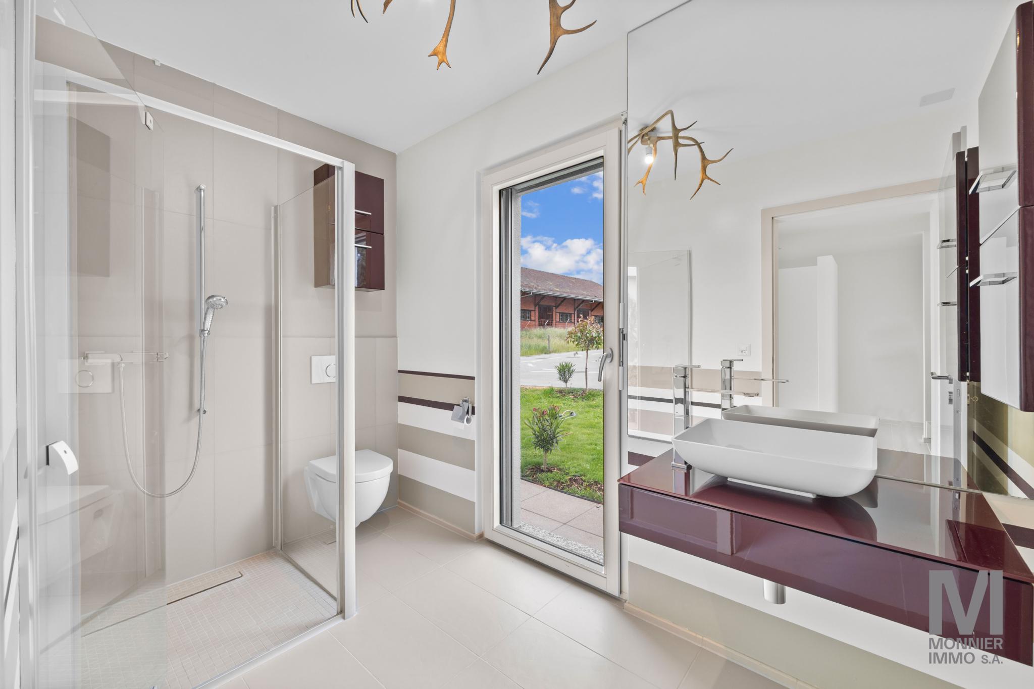 Modernes Badezimmer mit bodentiefer Dusche und Waschtisch