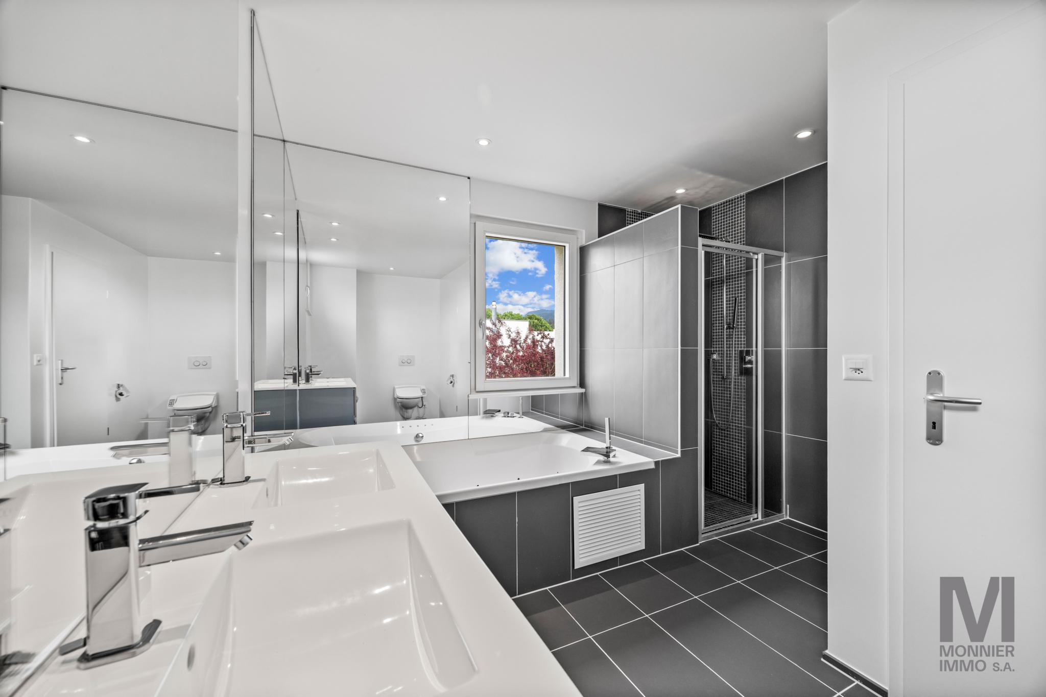 Modernes Badezimmer mit Dusche und Doppelwaschtisch