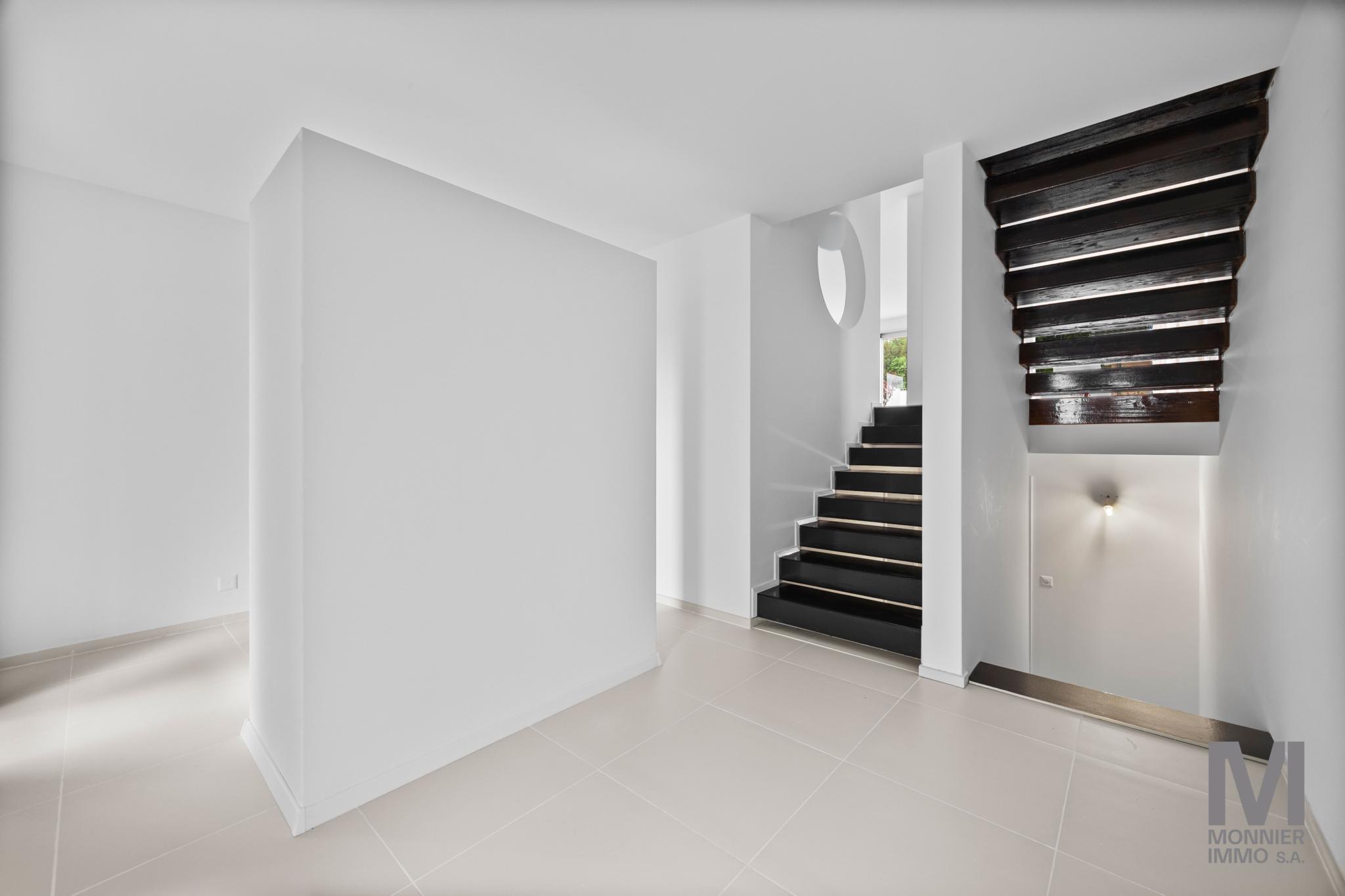 Heller Treppenbereich mit schwarzer Treppe