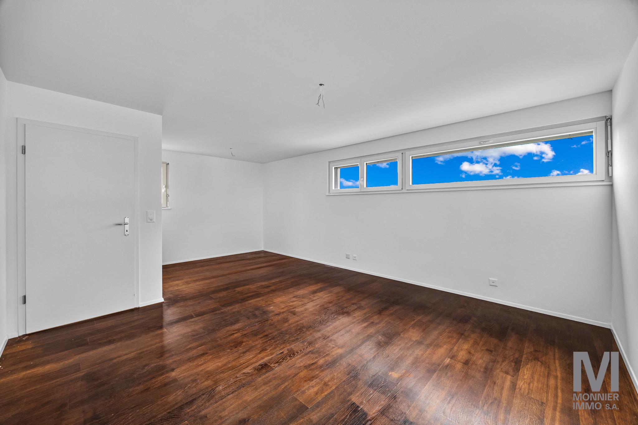 Leerer, modern renovierter Raum mit Oberlichtfenstern