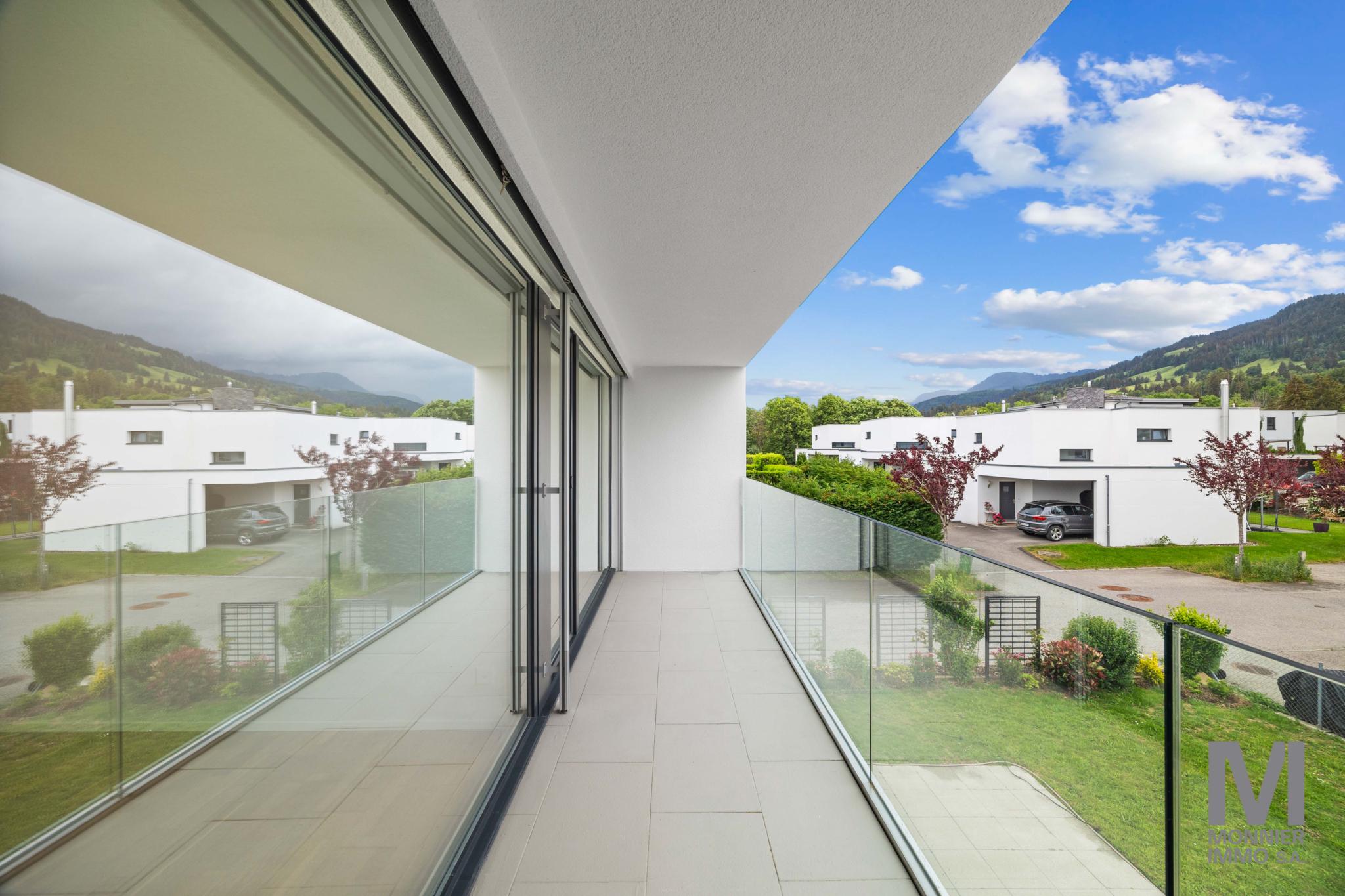 Moderner Balkon mit Bergblick