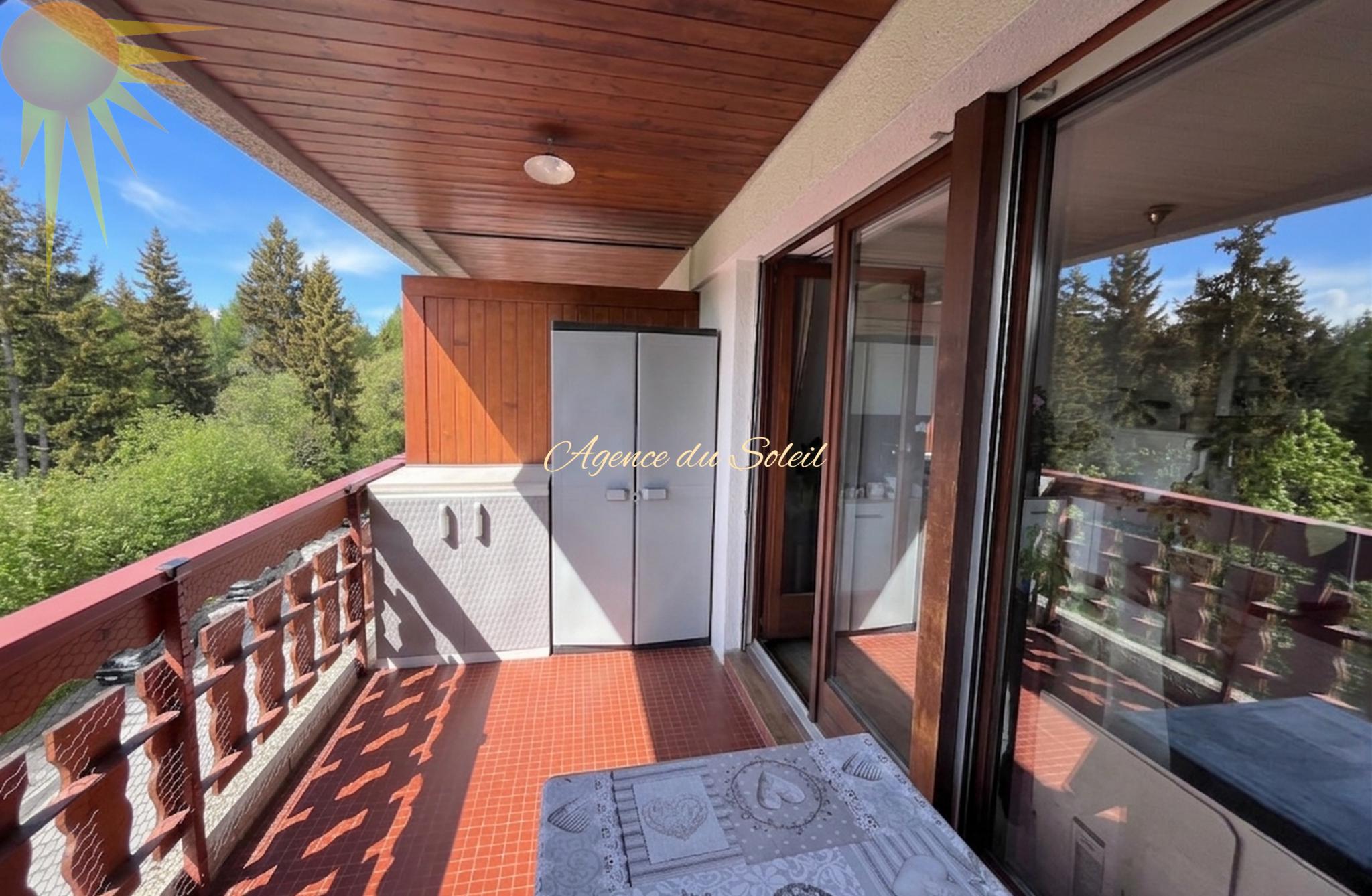 Balkon mit Waldblick