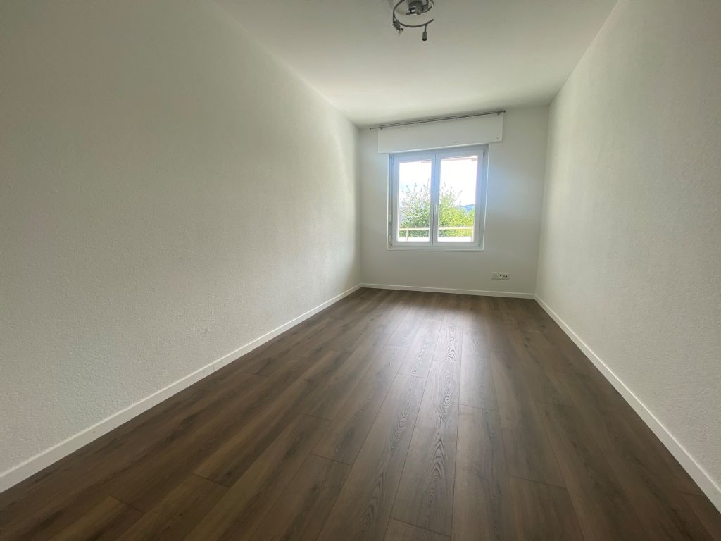 Leerer heller Raum mit Holzoptikboden