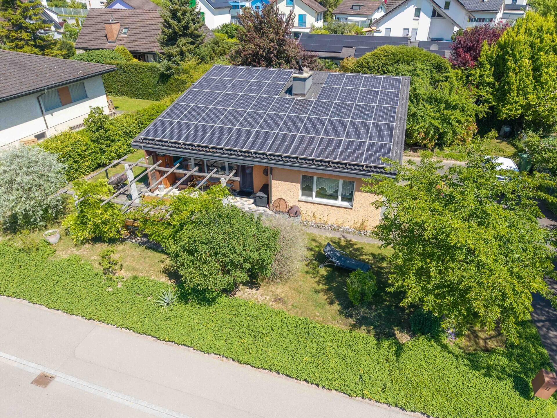 Solarbedachtes Einfamilienhaus mit Garten
