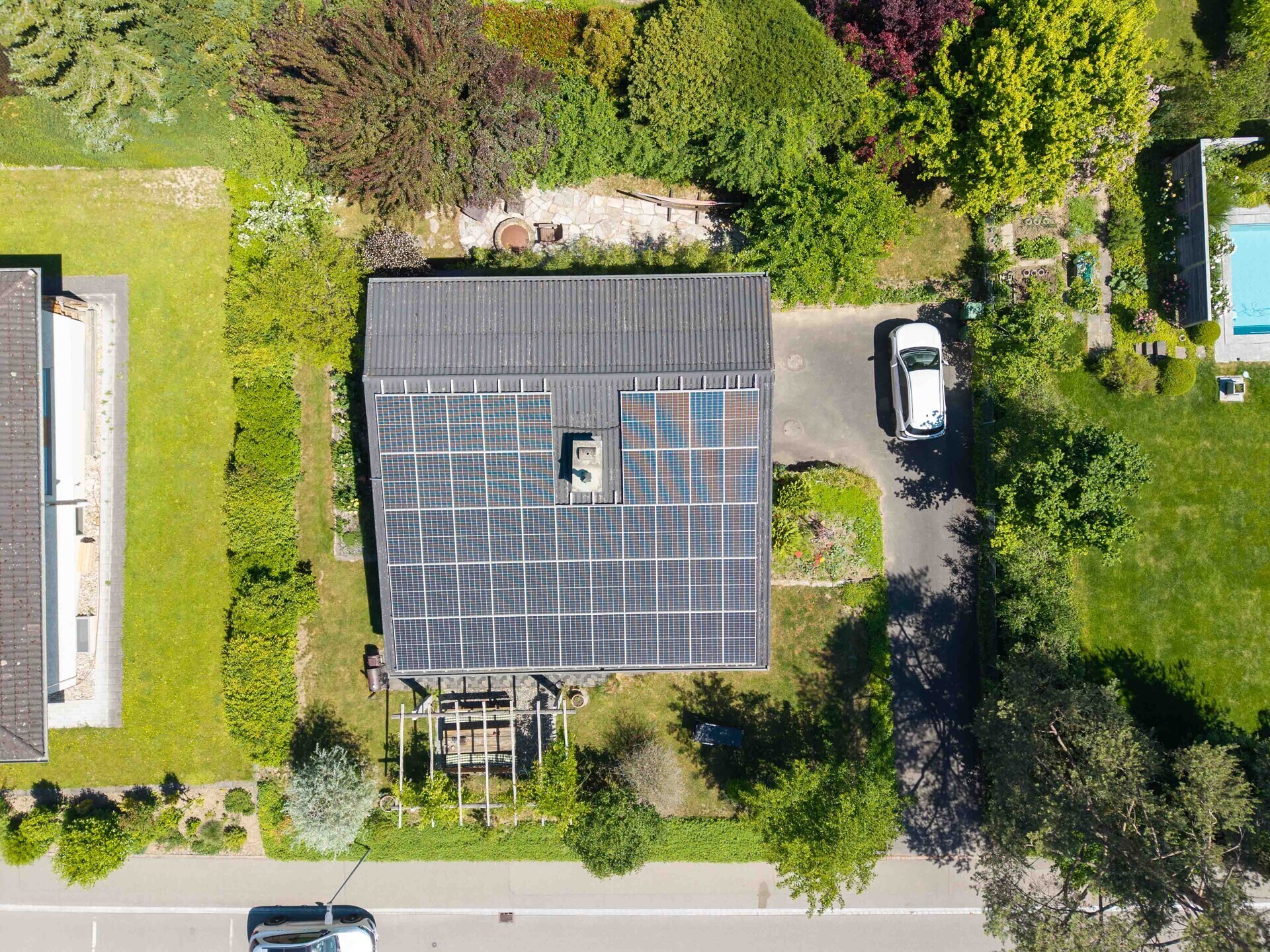 Drohnenaufnahme eines Wohnhauses mit Solardach und Garten