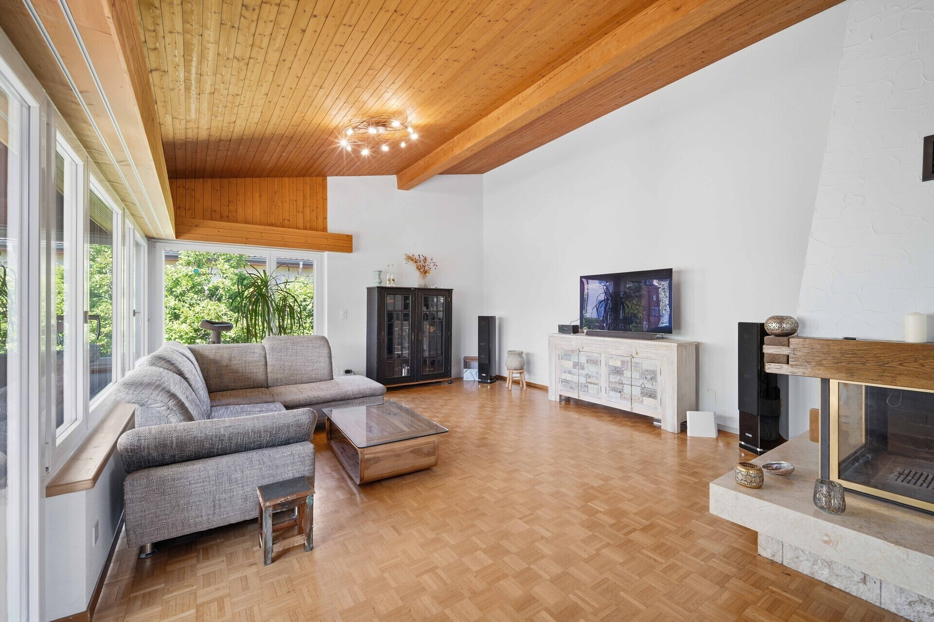 Wohnzimmer mit Holzdecke und Kamin