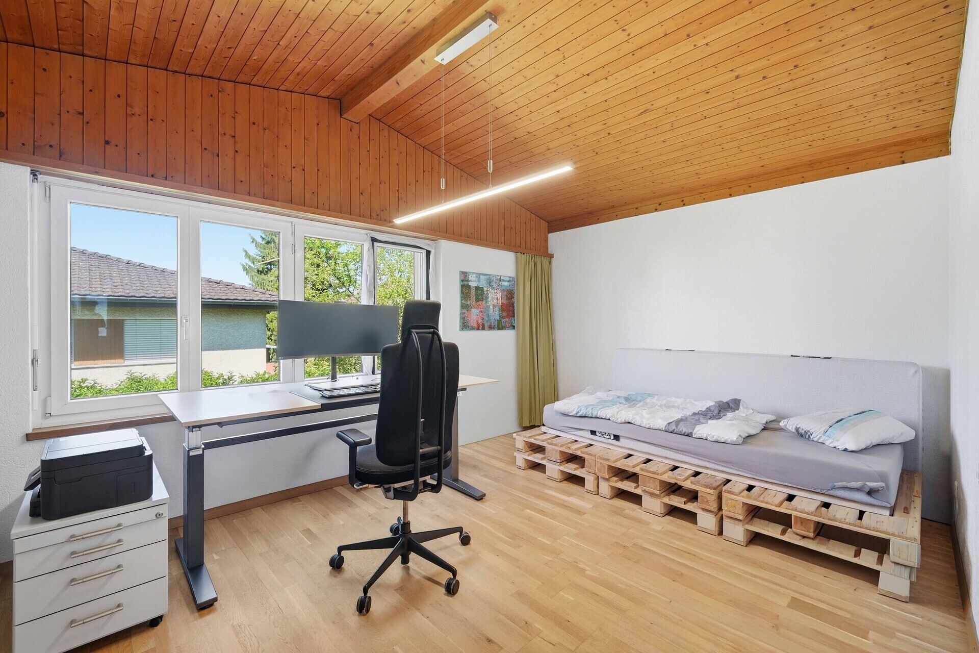 Schlafzimmer mit Arbeitsbereich