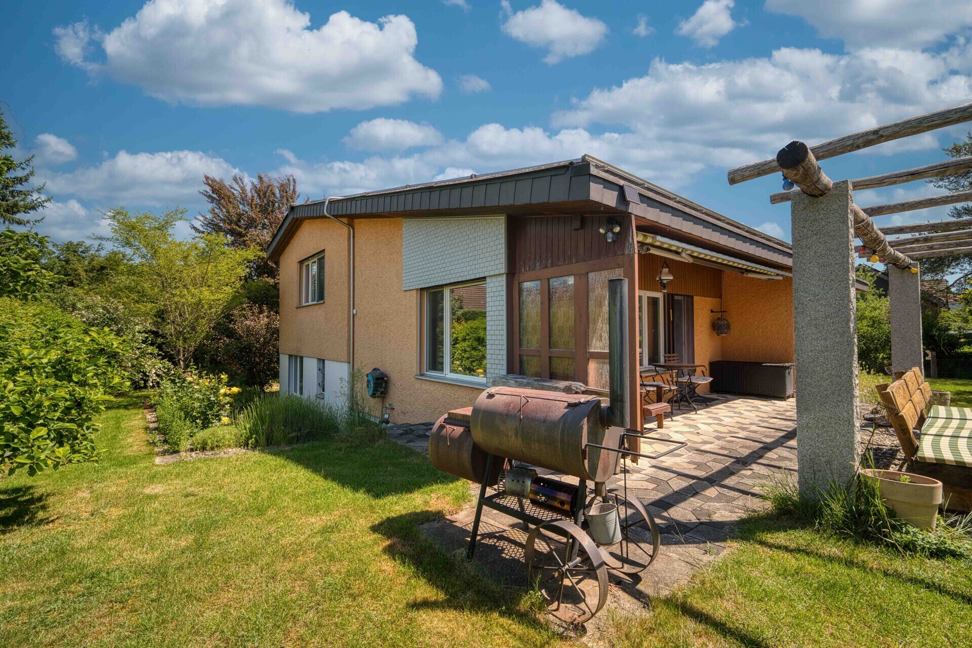 Gartenansicht mit Terrasse und Grillbereich