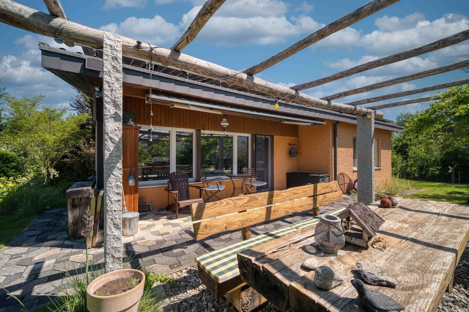 Überdachte Terrasse mit Holzpergola