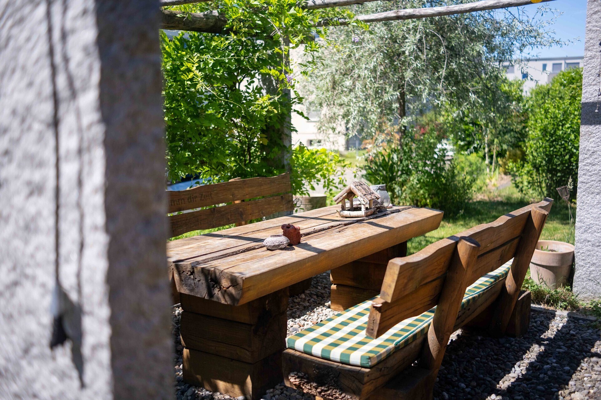 Garten mit rustikaler Sitzgruppe