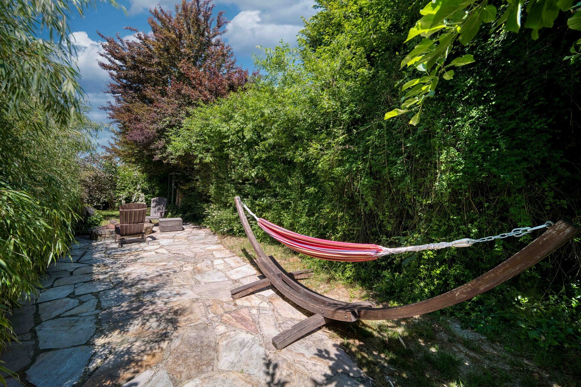 Garten mit Hängematte und Sitzbereich