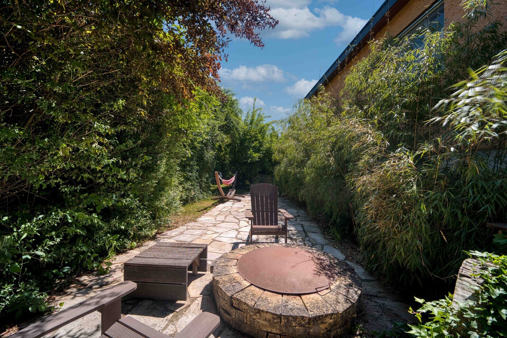 Garten mit Sitzbereich und Feuerstelle