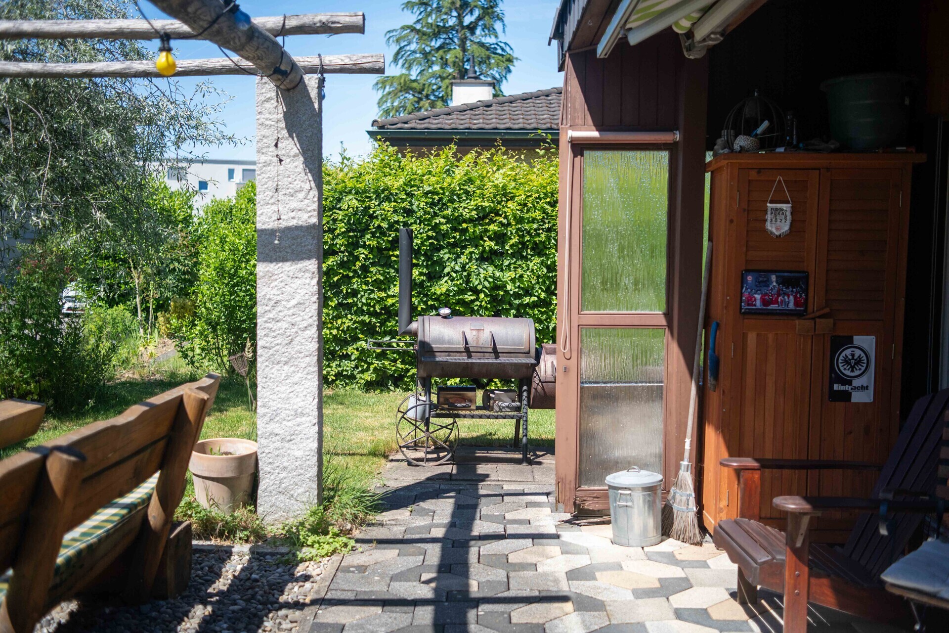 Gartenbereich mit Grill und Holzterrasse
