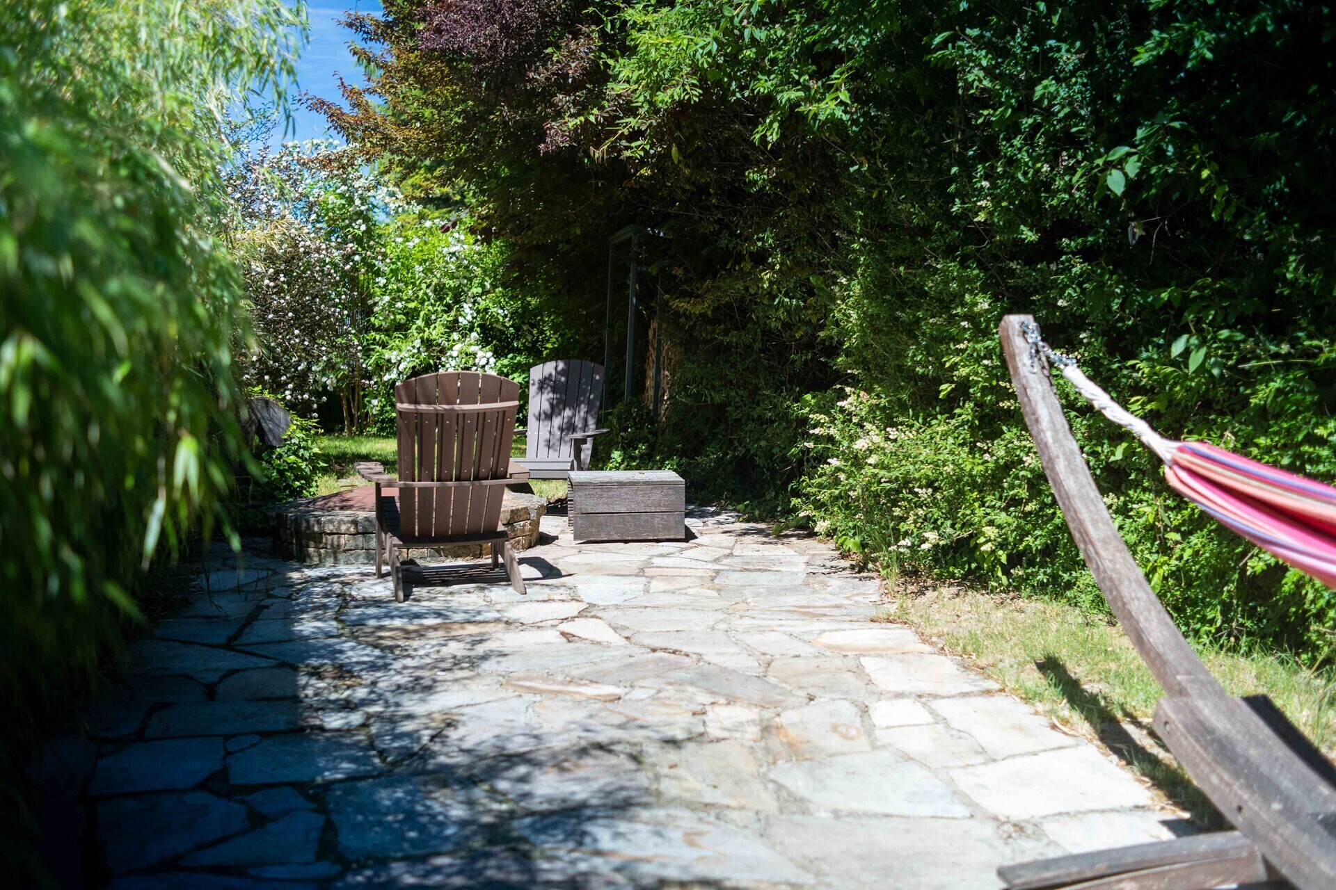 Gemütlicher Garten-Sitzbereich mit Steinbelag