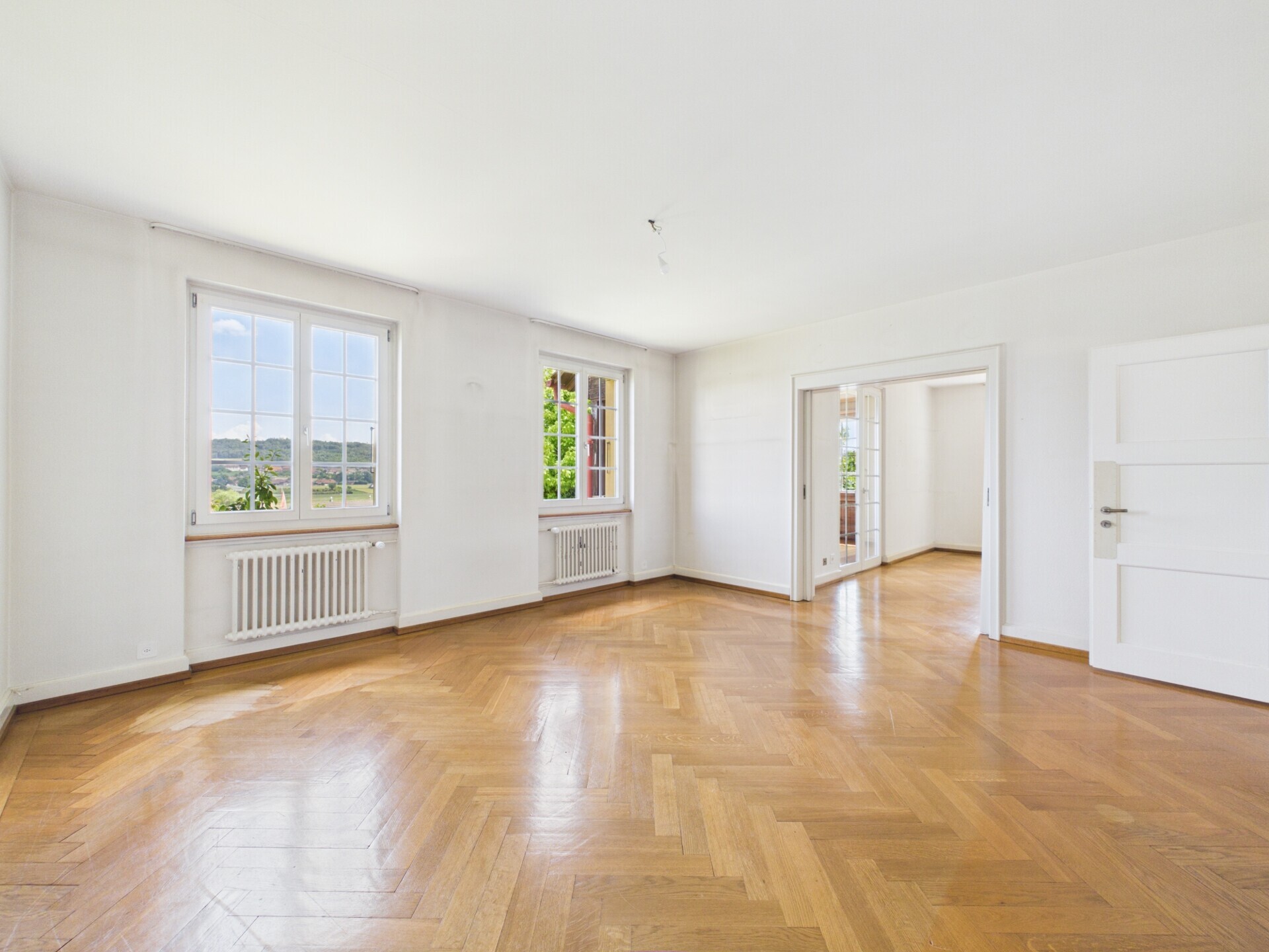 Heller leerer Wohnraum mit Parkettboden