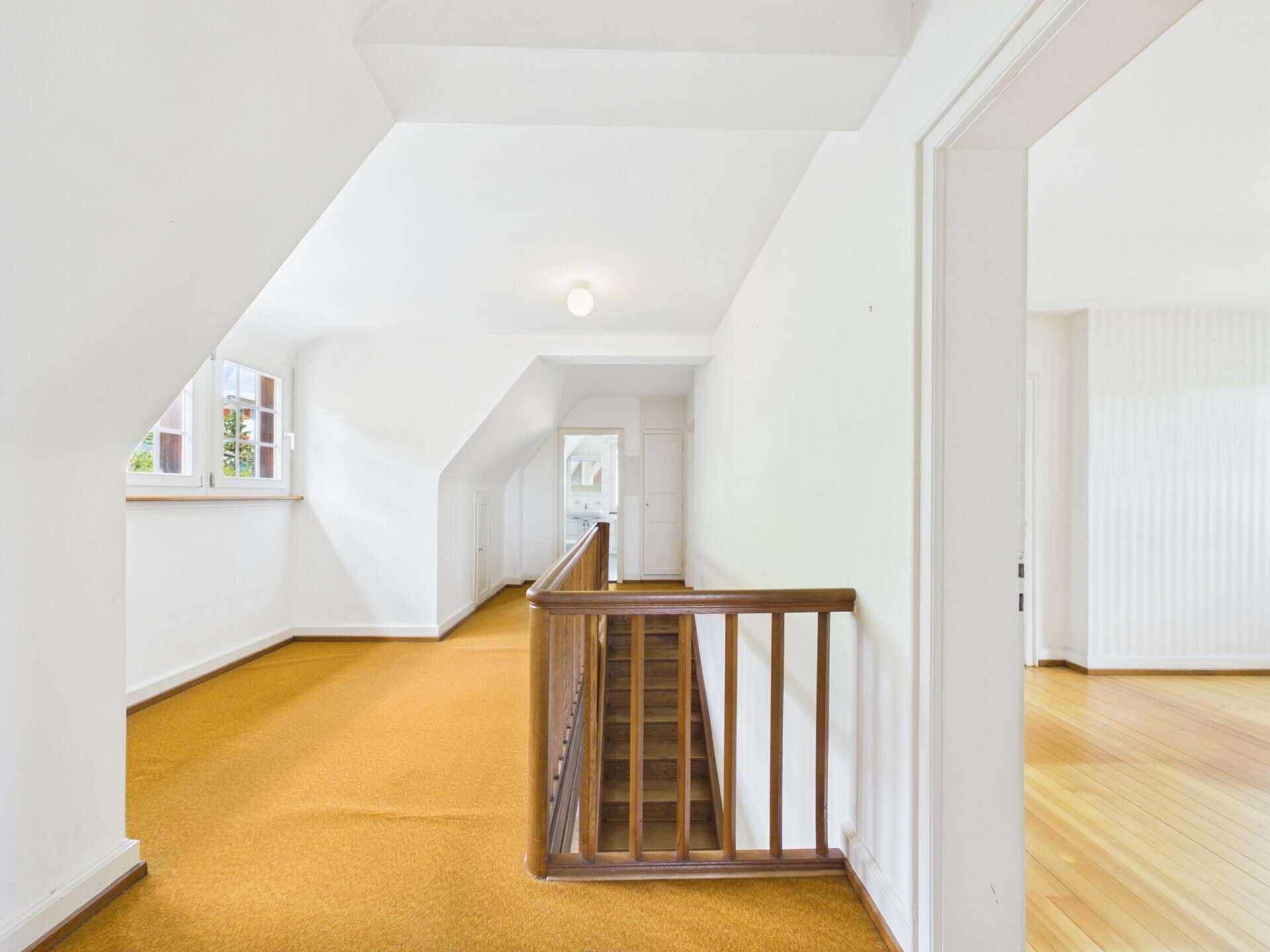Helles Dachgeschoss-Flur mit Treppenhaus