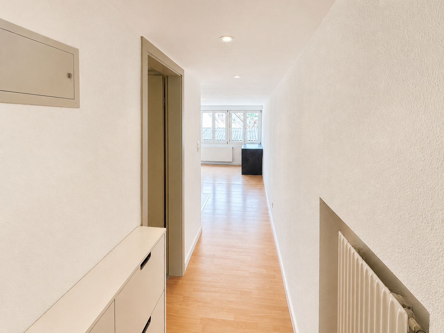 Heller Flur mit Blick in einen Wohnbereich