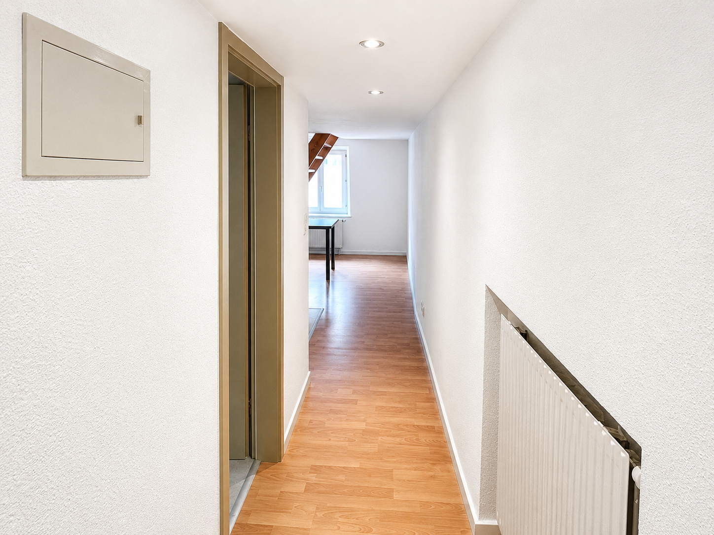 Heller Flur mit sichtbarer Heizkörpernische