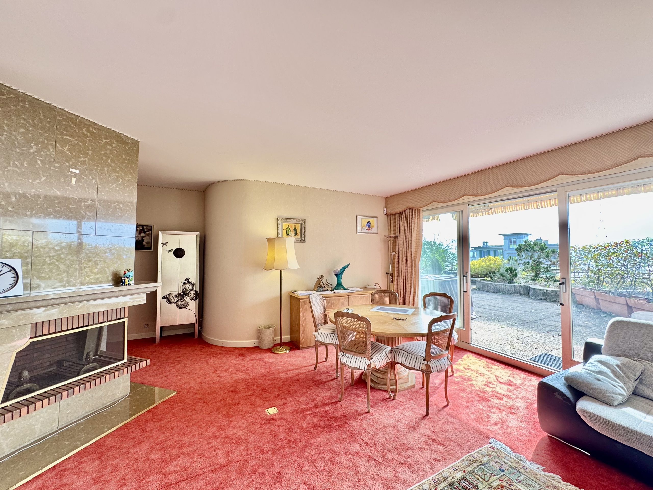Wohnzimmer mit Kamin und Terrasse