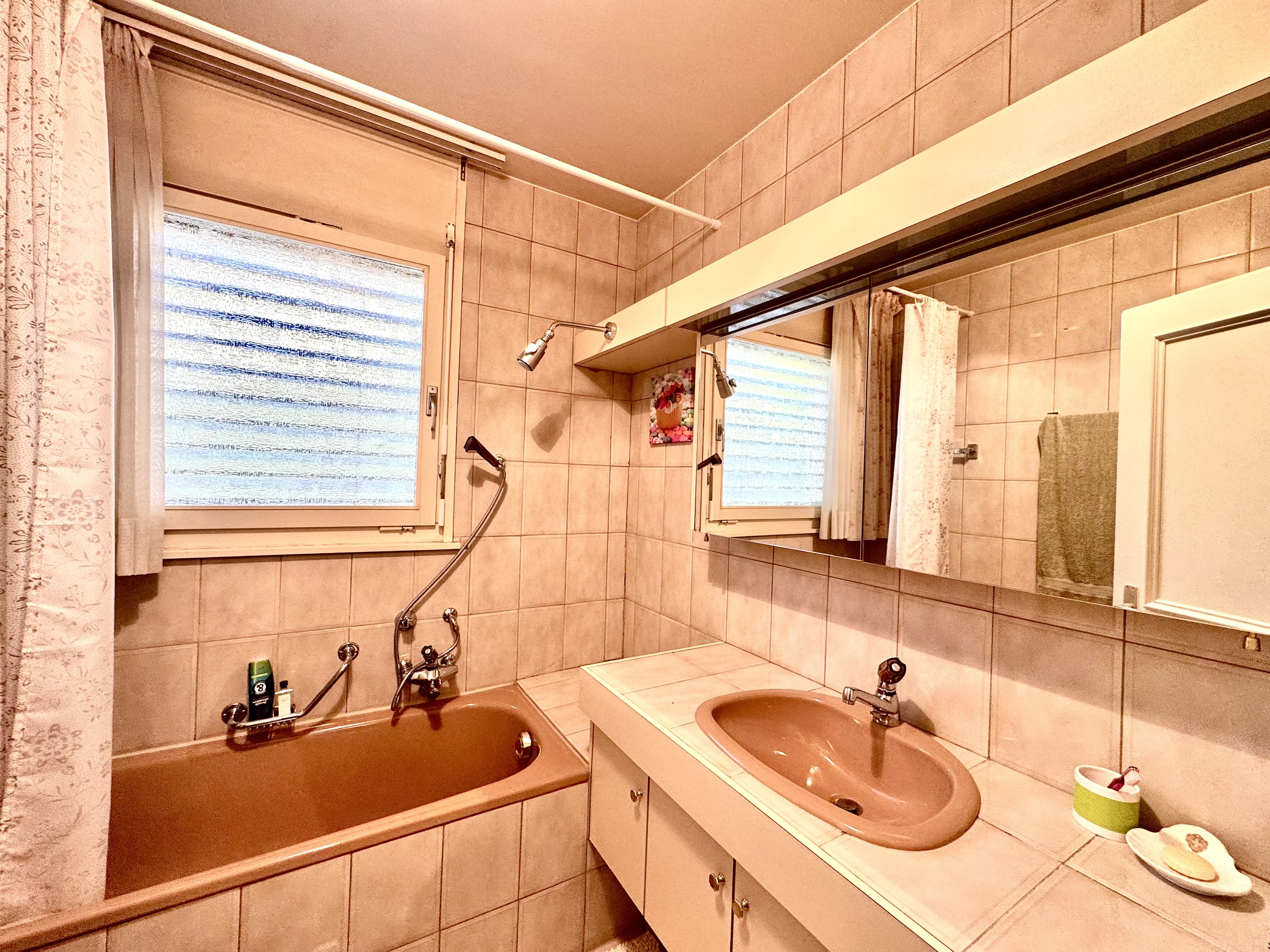 Badezimmer mit Wanne und Waschbecken