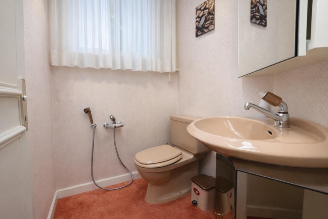 Gäste-WC mit Waschbecken und WC