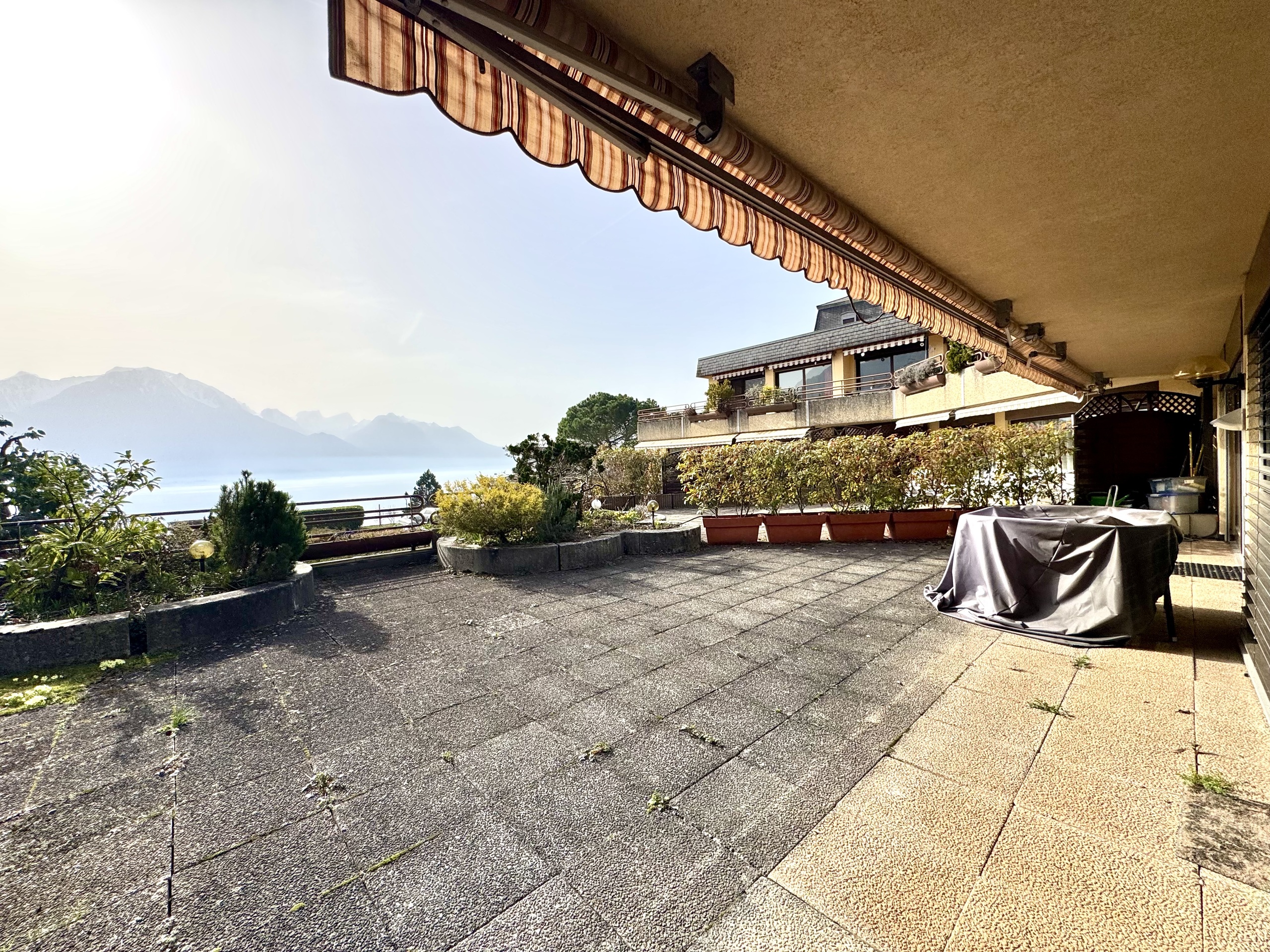 Große Terrasse mit Seeblick