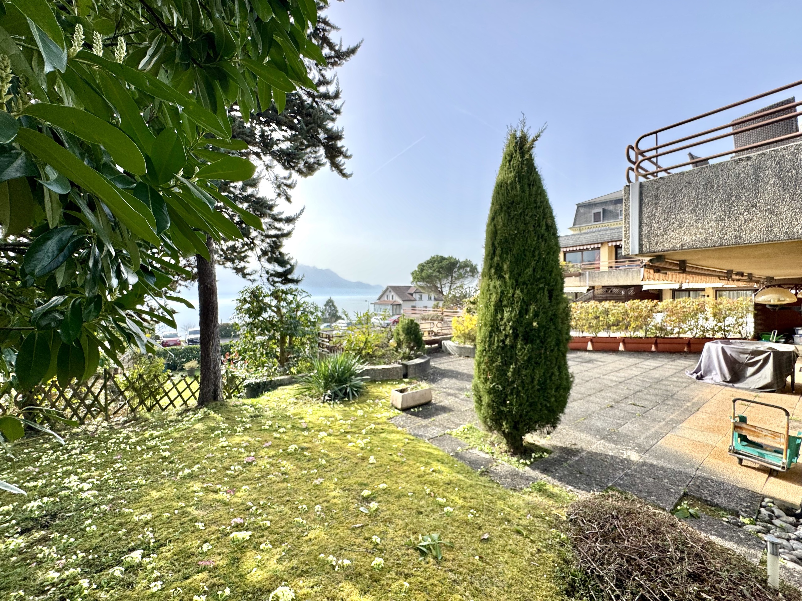 Garten mit Seeblick und Terrasse