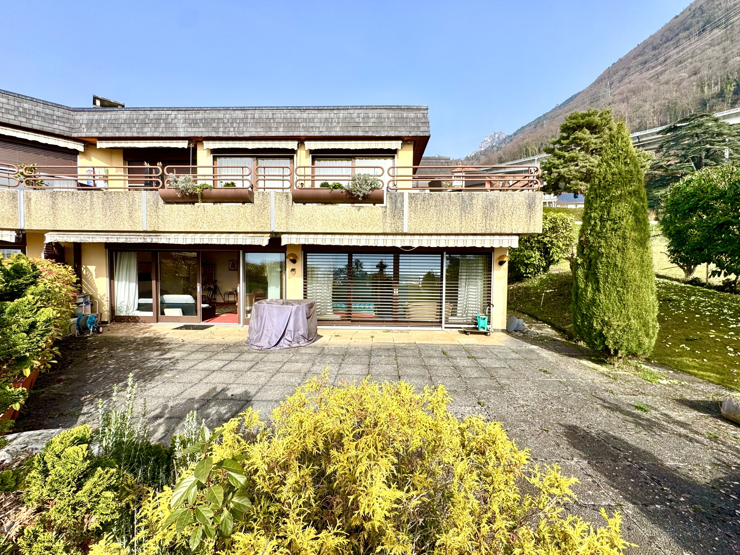 Wohnhaus mit Terrasse und Bergblick